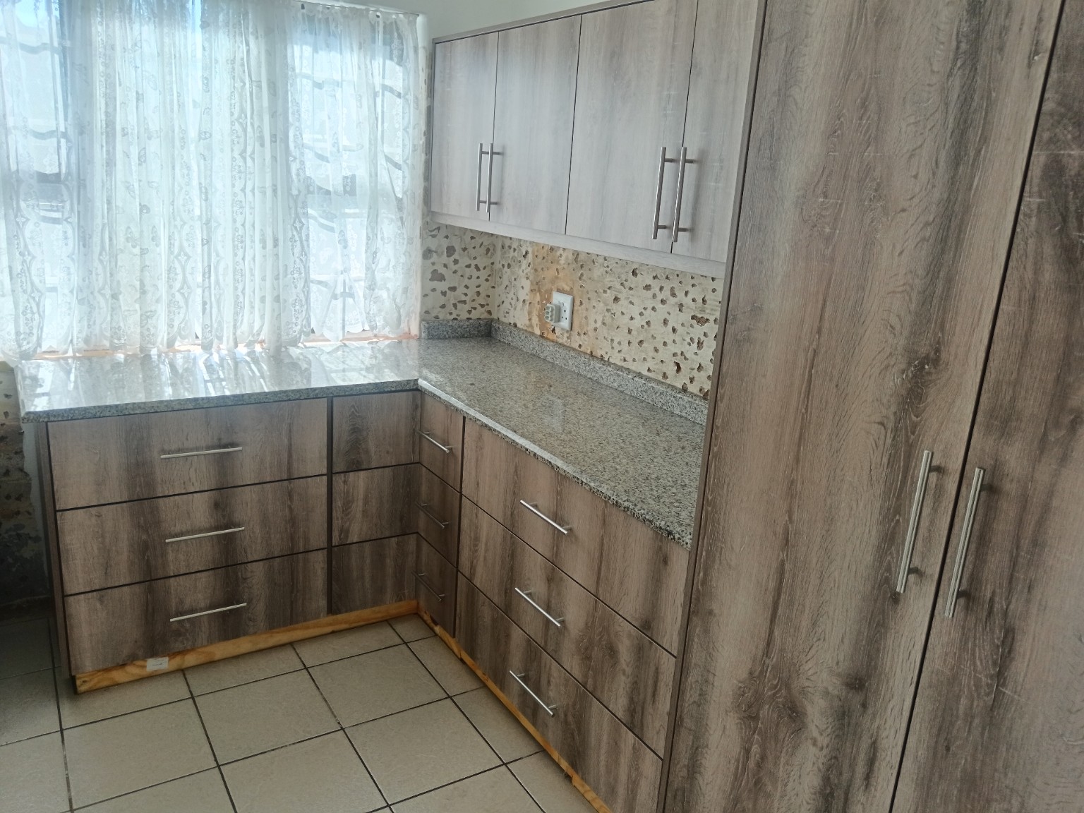 Modern kitchen Amanzimtoti completed - view 9
