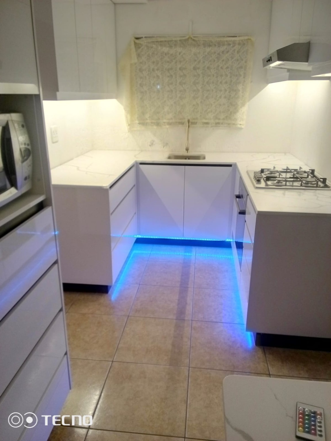 Yvonne's completed kitchen - Gloss Iceberg White, Phoenix