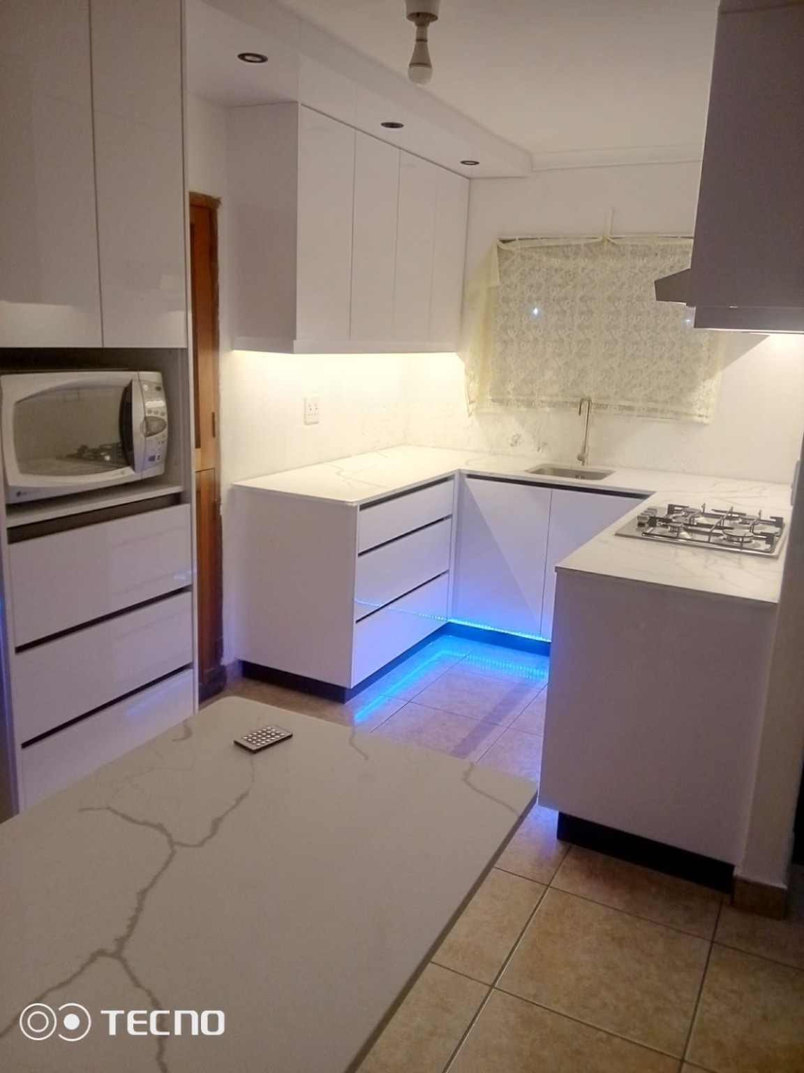 Yvonne's completed kitchen - main view - Gloss Iceberg White, Phoenix
